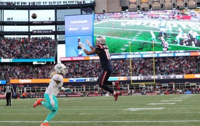 Decisive victory of the New England Patriots against the Miami Dolphins, close to the NFL playoffs