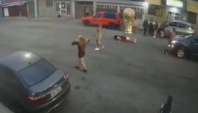 The man is run over while choreographed by Anitta;  video