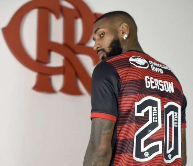 Gerson vestirá a camisa 20 no Flamengo em homenagem a Vini Jr