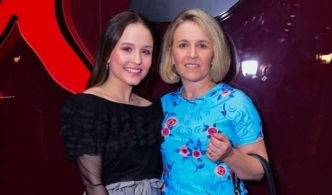Larissa Manoela’s mother explains why she unfollowed her daughter and shades the actress’s current boyfriend