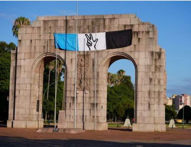 Grêmio faz ação em Porto Alegre para receber Luis Suárez