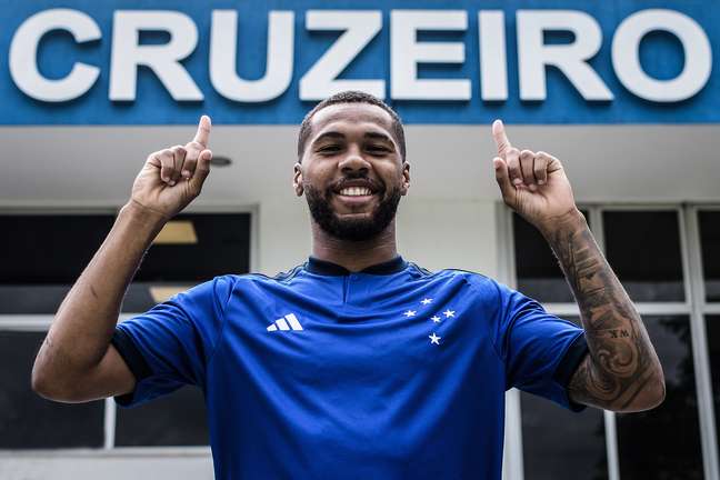 With Wesley as a model, the celebrated Cruzeiro launches the jersey for the 2023 season