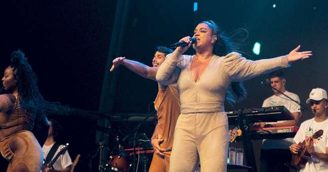 Preta Gil hosts New Year’s Eve in Copacabana on “Palco Carioca”