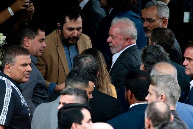 Lula acompanha ora&ccedil;&atilde;o em homenagem a Pel&eacute; e fica cerca de 20 minutos na  Vila Belmiro
