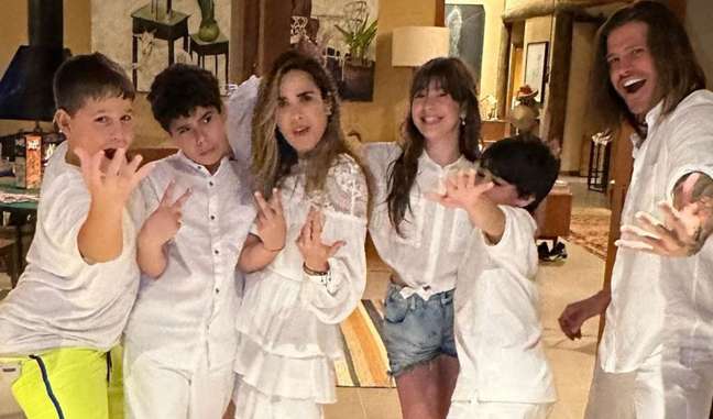Wanessa and Dado Dolabella post a photo with their children and fans ask the couple to expand the family
