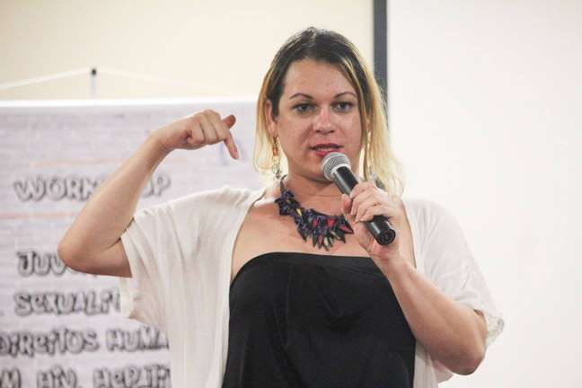 A paranaense Symmy Larrat se reconhece como travesti, feminista e militante dos direitos humanos A paranaense Symmy Larrat se reconhece como travesti, feminista e militante dos direitos humanos