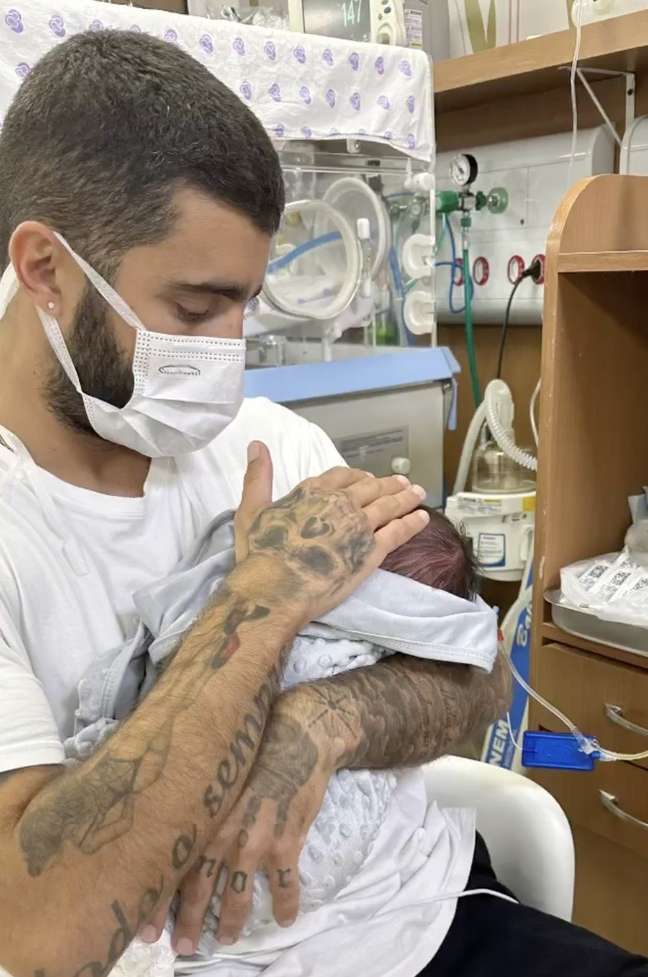 Cintia Dicker reveals daughter’s first photo with Scooby in the ICU