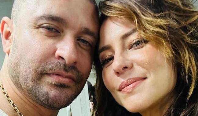 Paolla Oliveira and Diogo Nogueira pose cuddling on a beach vacation.  Photography!