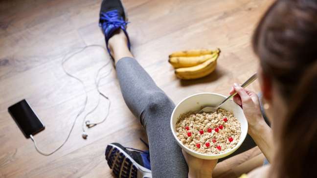 Do you go by train?  See 9 snack options to eat before the gym