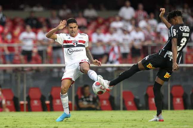 Robson Bambu in action with the Corinthians shirt in the 2022 season Robson Bambu in action with the Corinthians shirt in the 2022 season