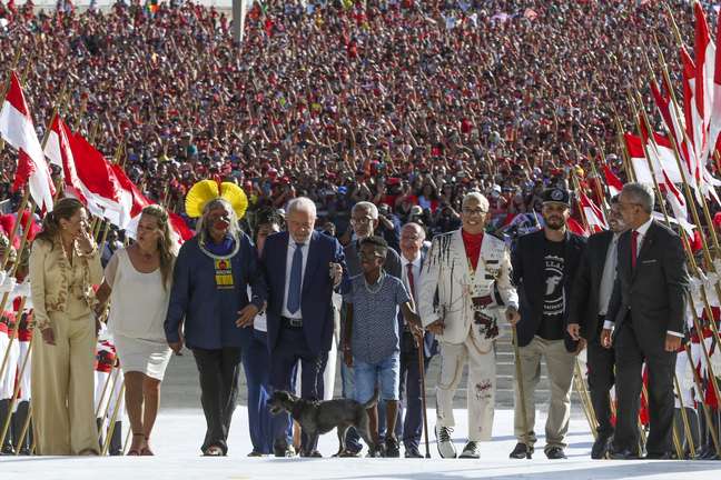 Janja (left) and representatives handing the banner to Lula ( Janja (left) and representatives handing the banner to Lula (