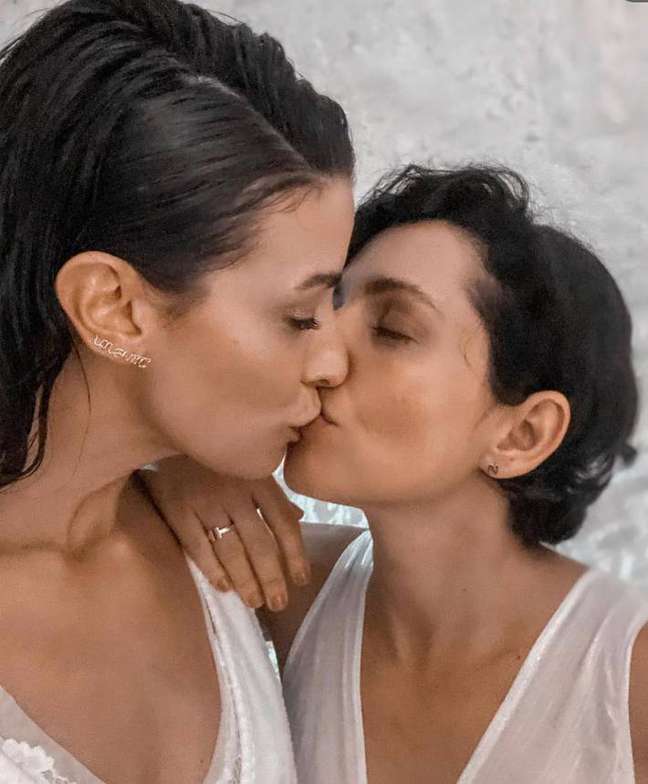 Nadia Bochi and Silvia Henz suffer homophobic attacks after kissing the photo