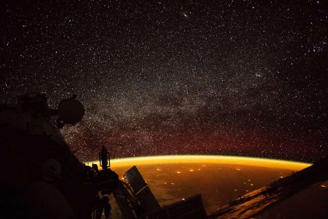 Air Glow |  The glare from the air can turn the sky yellow, green and blue