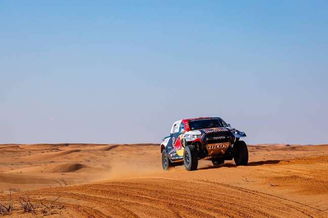 Al-Attiyah overtakes Sainz and wins the 5th Dakar special by car.  Baciuska triumphs in UTVs