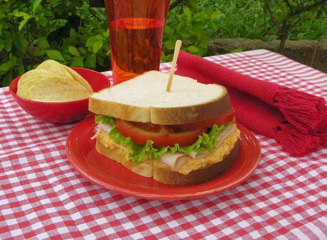 Sanduíche natural com peito de peru – Foto: Guia da Cozinha