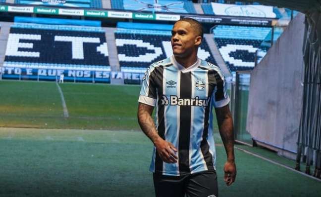 Em entrevista, Douglas Costa pede desculpas ao torcedor do Grêmio