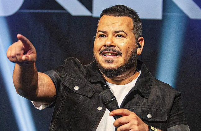 The Bokaloka frontman dies of a heart attack at the age of 48