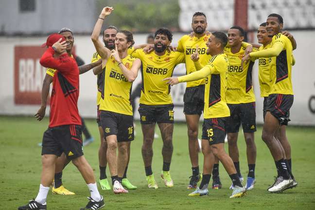 Vítor Pereira e elenco do Flamengo promovem churrasco de integração