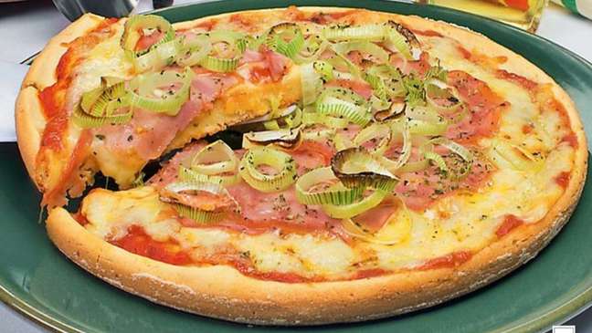 Blender pizza with fillet and leek – Photo: Guia da Cozinha Blender pizza with fillet and leek – Photo: Guia da Cozinha