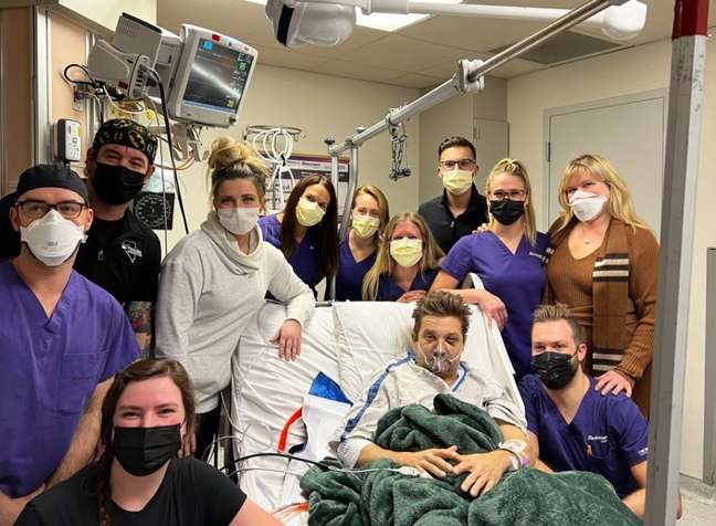 After the accident, Jeremy Renner celebrates his birthday with the hospital staff