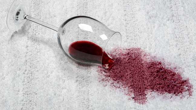 Wine stain on the sofa: get rid of the problem the easy way!