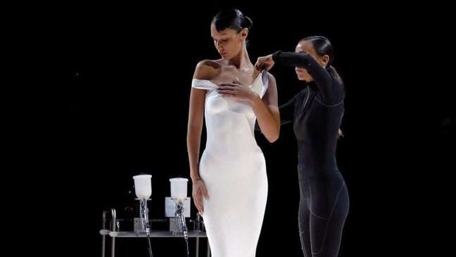 Em 2022, Bella Hadid surpreendeu na Paris Fashion Week ao ter um vestido pintado em seu próprio corpo -