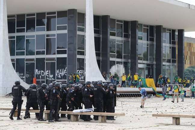 Extremistas invadiram sede do STF em Bras&iacute;lia em dia de ataques terroristas &agrave;s sedes dos Tr&ecirc;s Poderes