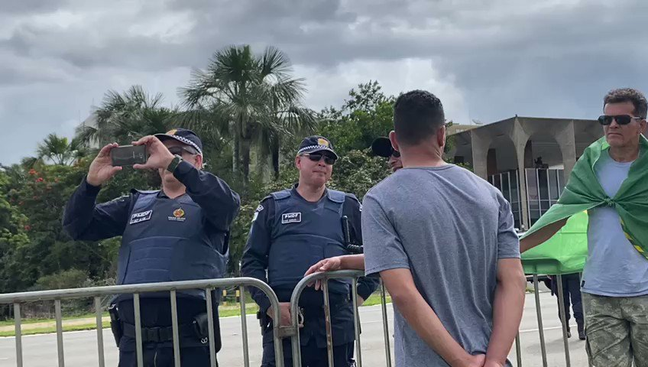 The Prime Minister of the Federal District is filmed talking to the coup demonstrators and escorting the Bolsonarists to the attack on the Esplanada