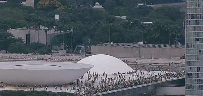 Bolsonaristas invadiram o Congresso e o Palácio do Planalto