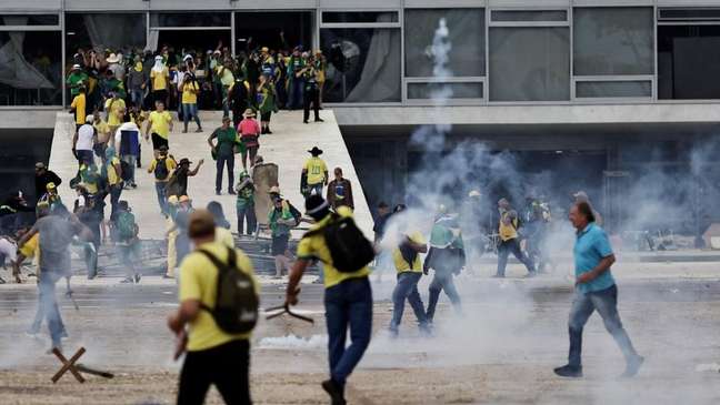 Bolsonaristas na rampa do Palácio do Planalto na tarde de domingo