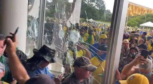 Bolsonaristas assaulted, pulled guns and robbed journalists amid chaos in Brasilia