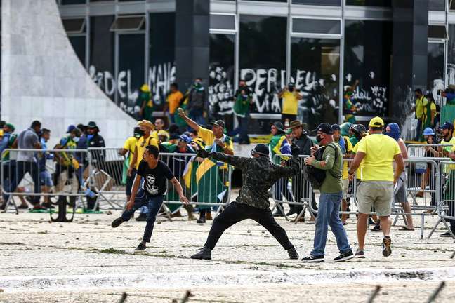 AME4954. BRASILIA (BRASIL), 08/01/2023.- Policías antidisturbios accedieron este domingo al palacio presidencial de Planalto, sede del Gobierno de Brasil, que está tomado por cientos de seguidores radicales del expresidente Jair Bolsonaro, en Brasilia (Brasil). Decenas de agentes subieron la rampa que da acceso a la primera planta del palacio disparando gases lacrimógenos, mientras otro grupo de uniformados rodeaba el edificio. Seguidores del expresidente brasileño Jair Bolsonaro invadieron este