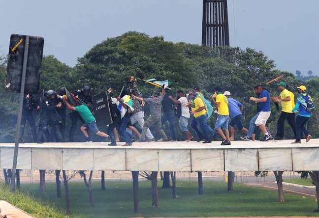 Golpistas invadem sedes do STF, do Planalto e do Congresso. Golpistas invadem sedes do STF, do Planalto e do Congresso.