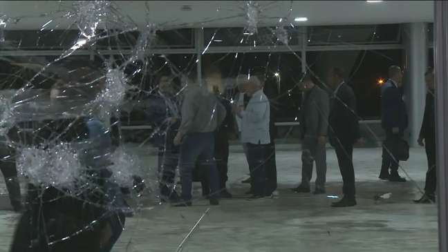 Lula faz vistoria no Palácio do Planalto após ato terrorista Lula faz vistoria no Palácio do Planalto após ato terrorista
