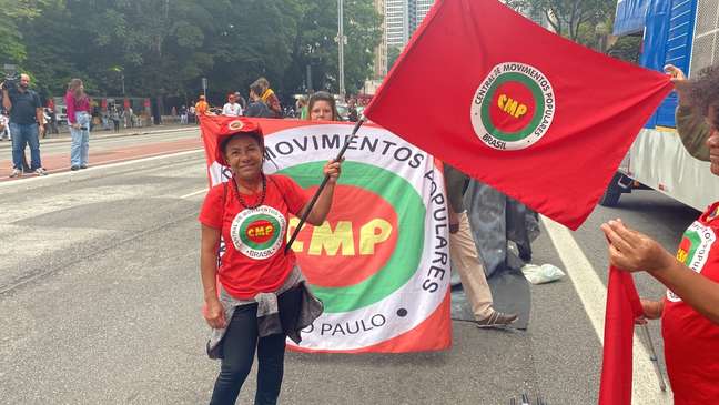 Manifestantes pr&oacute;-democracia se re&uacute;nem na Avenida Paulista, nesta segunda-feira, 9