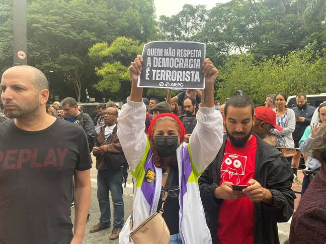 Manifestantes pr&oacute;-democracia se re&uacute;nem na Avenida Paulista, nesta segunda-feira, 9