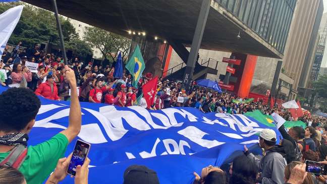 Manifestantes pr&oacute;-democracia se re&uacute;nem na Avenida Paulista, nesta segunda-feira, 9