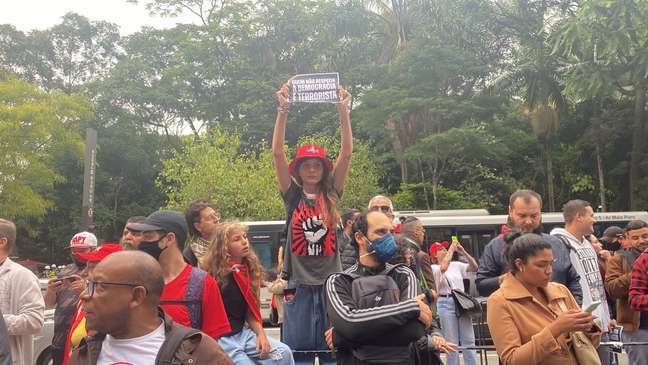Manifestantes demonstram apoio ao governo e repudiam terrorismo em Bras&iacute;lia