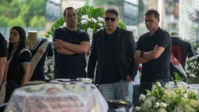 Edmundo, Bismarck and Sorato were present at the wake of Roberto Dinamite (Armando Paiva/ THROW!) Edmundo, Bismarck and Sorato were present at the wake of Roberto Dinamite (Armando Paiva/ THROW!)