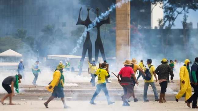 DF security forces failed to contain Bolsonaro supporters who invaded and destroyed the Planalto Palace, the National Congress and the STF DF security forces failed to contain Bolsonaro supporters who invaded and destroyed the Planalto Palace, the National Congress and the STF