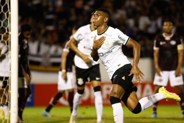 Felipe Augusto comemora gol na presença de Fernando Lázaro: 