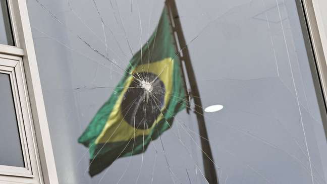 Bolsonaristas que invadiram e depredaram prédios públicos em Brasília podem pegar mais de 15 anos de prisão em regime fechado, segundo especialistas