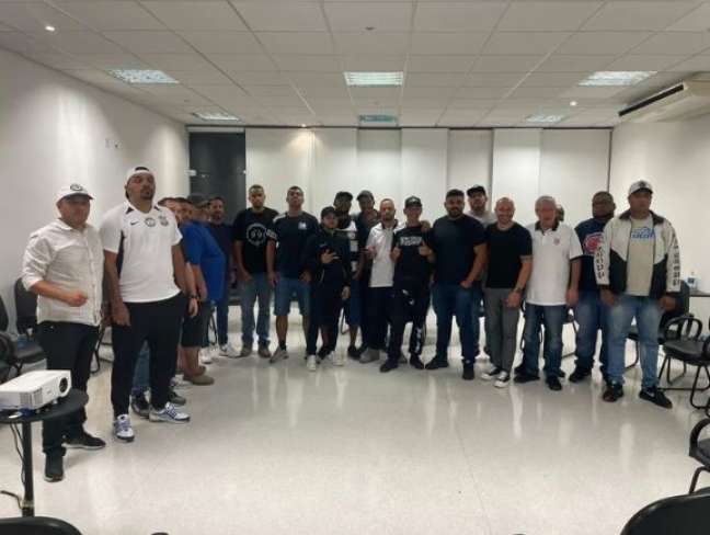 Organizadas do Corinthians fazem reunião com diretoria e manifestam apoio a Lázaro