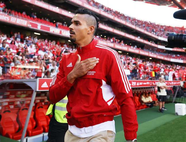 Benfica estuda liberar ex-zagueiros de Santos e Corinthians por empréstimo