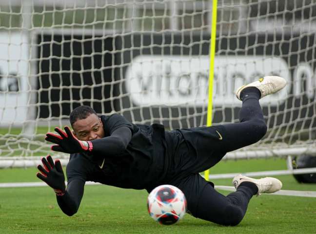 Corinthians acerta renovação de contrato com o goleiro Carlos Miguel