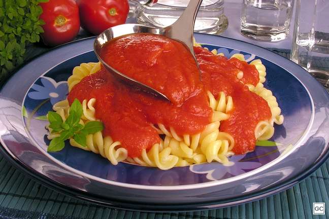 Guia da Cozinha - Extrato de tomate caseiro: confira receita mais saudável
