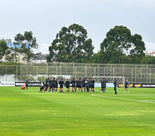 Without a duo, Corinthians train with the “starters” divided into four groups;  see how it went