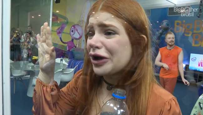 Casa de Vidro: Giovanna has a nervous breakdown when she learns of the cancellation
