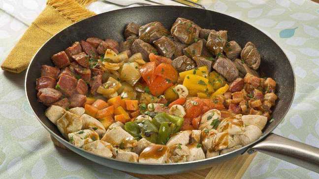 Check out the entrevero recipe, typical of the southern region of Brazil, and enjoy