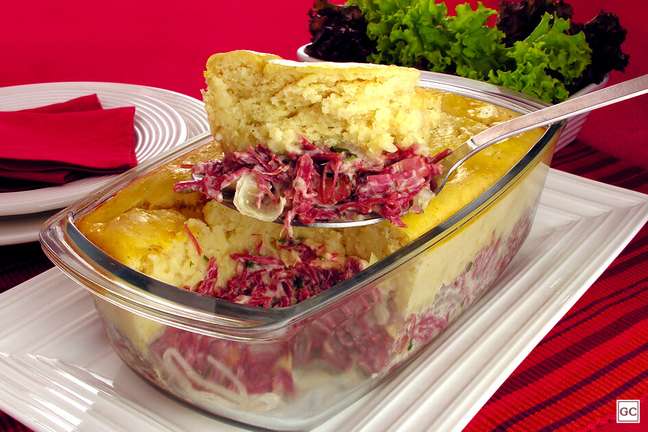 Dried meat pie on plate – Photo: Guia da Cozinha Dried meat pie on plate – Photo: Guia da Cozinha